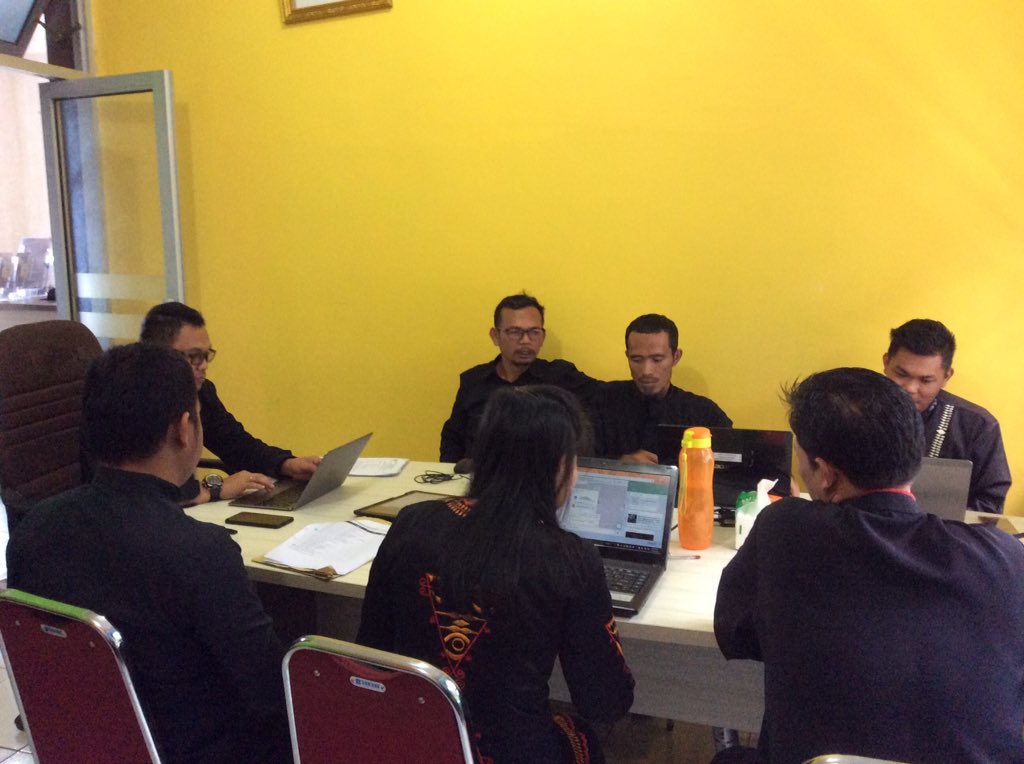 Plt. Kadis Kominfo Pakpak Bharat, Aryanto Tinambunan, SP, M.Si memimpin rapat evaluasi SPBE lingkup Diskominfo di Ruang Kerja Kadis, Kamis (31/10).
