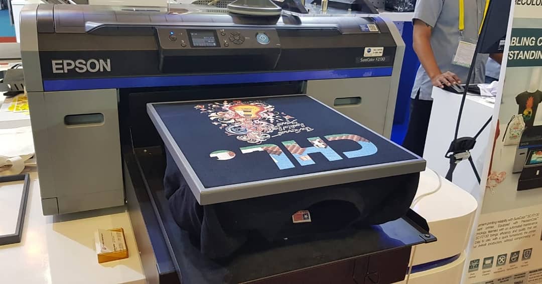 EpsonIndonesia's tweet photo. Banyak pengunjung #AllPrint yang tertarik dengan solusi pencetakan Epson, baik untuk foto, digital printing, textile, termasuk DTG.
Anda masih memiliki kesempatan untuk melihat langsung * berkonsultasi dengan tim Epson hingga Sabtu, 2 Nov di Hall B3, JI Expo.
#GoBigWithEpson https://t.co/rX3jUQG76n
