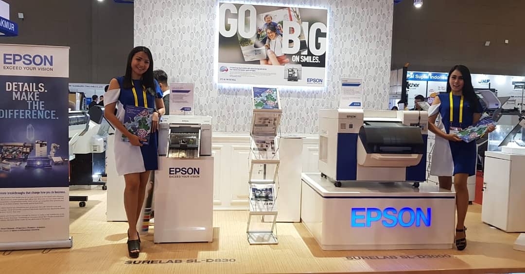 EpsonIndonesia's tweet photo. Banyak pengunjung #AllPrint yang tertarik dengan solusi pencetakan Epson, baik untuk foto, digital printing, textile, termasuk DTG.
Anda masih memiliki kesempatan untuk melihat langsung * berkonsultasi dengan tim Epson hingga Sabtu, 2 Nov di Hall B3, JI Expo.
#GoBigWithEpson https://t.co/rX3jUQG76n