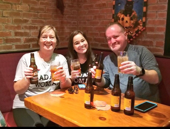 clairekerrbear's tweet photo. One year apart same #Bar #Magners 
#Playwright   202 - 49th St. NYC 
     #OneForEachHand  #Slaínte 🍺🍺🍺 https://t.co/hWLbr1jp8G