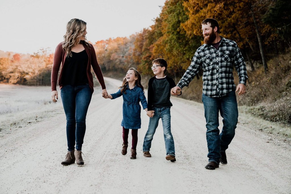 deedeemillerph1's tweet photo. Can’t help this family is so darn cute https://t.co/a1hLnnFZeB