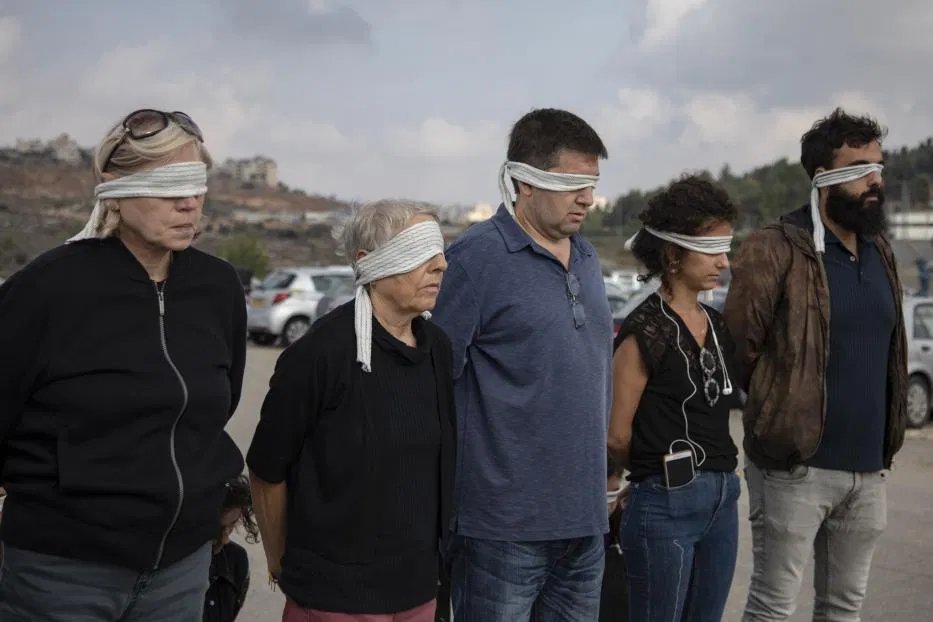 AminaSadiq9's tweet photo. Activists stage demonstration in support of Palestinian-Jordanian Heba Al-Labadi held in #Israeli custody without charge, in front of the Ofer Prison in the #WestBank.
Heba had recently finished a month-long #HungerStrike.
#FreeHeba
#FreeHebaAndAbdulRahman
#Palestine #Israel https://t.co/Ph6qNNZIJ6