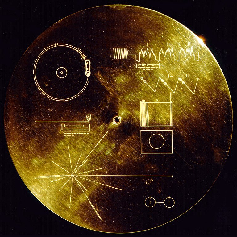 semestasains's tweet photo. THE GOLDEN RECORD of Voyager 1.

- Thread -

Adalah pringan emas yang membawa gambar, foto, video, dan suara-suara yang paling mewakili kehidupan Bumi jika suatu saat, siapa tahu, ditemukan aliens.

Citra1 :
Piringan emas.

Citra 2:
Sampulnya.

Citra 3:
Diagram. https://t.co/Ofj7y8PXdc