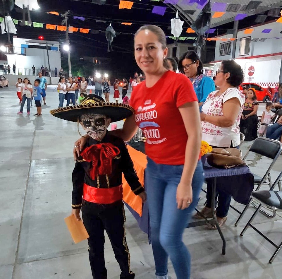 GobStgoLaollaga's tweet photo. Con mucho entusiasmo se llevó a cabo el concurso de "Catrinas y Catrines", en donde los participantes y asistentes pudimos disfrutar de la conmemoración del #DiaDeMuertos. ¡Muchas felicidades a las Catrinas y Catrines! https://t.co/lm9mCehb5H