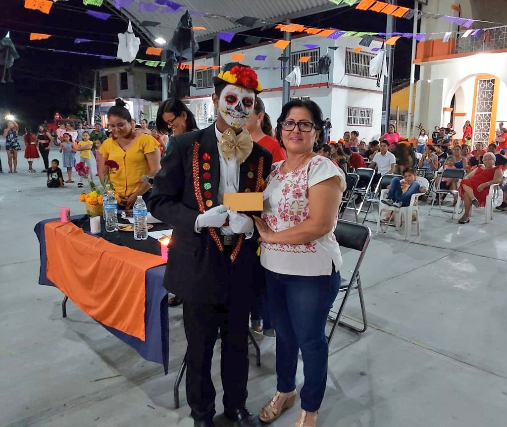 GobStgoLaollaga's tweet photo. Con mucho entusiasmo se llevó a cabo el concurso de "Catrinas y Catrines", en donde los participantes y asistentes pudimos disfrutar de la conmemoración del #DiaDeMuertos. ¡Muchas felicidades a las Catrinas y Catrines! https://t.co/lm9mCehb5H