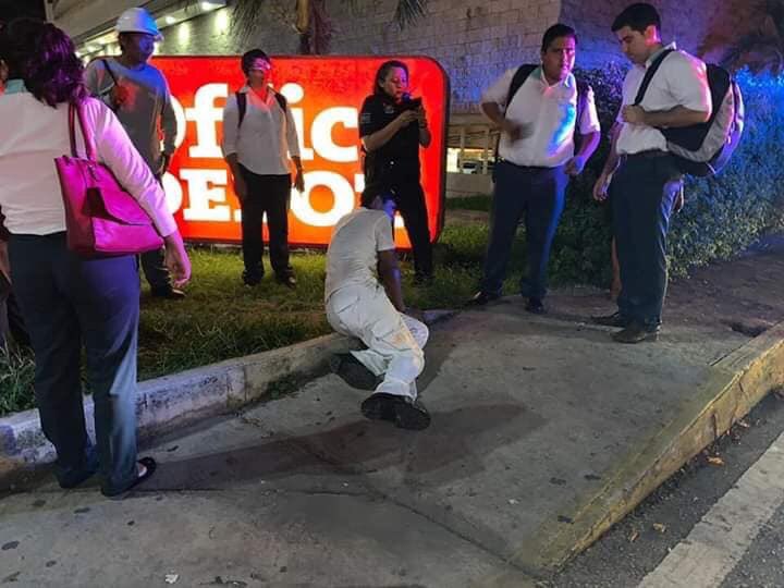 playalminuto's tweet photo. Cae hombre en registro de CFE en Playa del Carmen; el segundo en la semana, esto sucedió en la calle 2 norte con carretera federal.

Valorado por los paramédicos de la Cruz Roja y trasladado al Hospital General. https://t.co/Jogthpi7rw