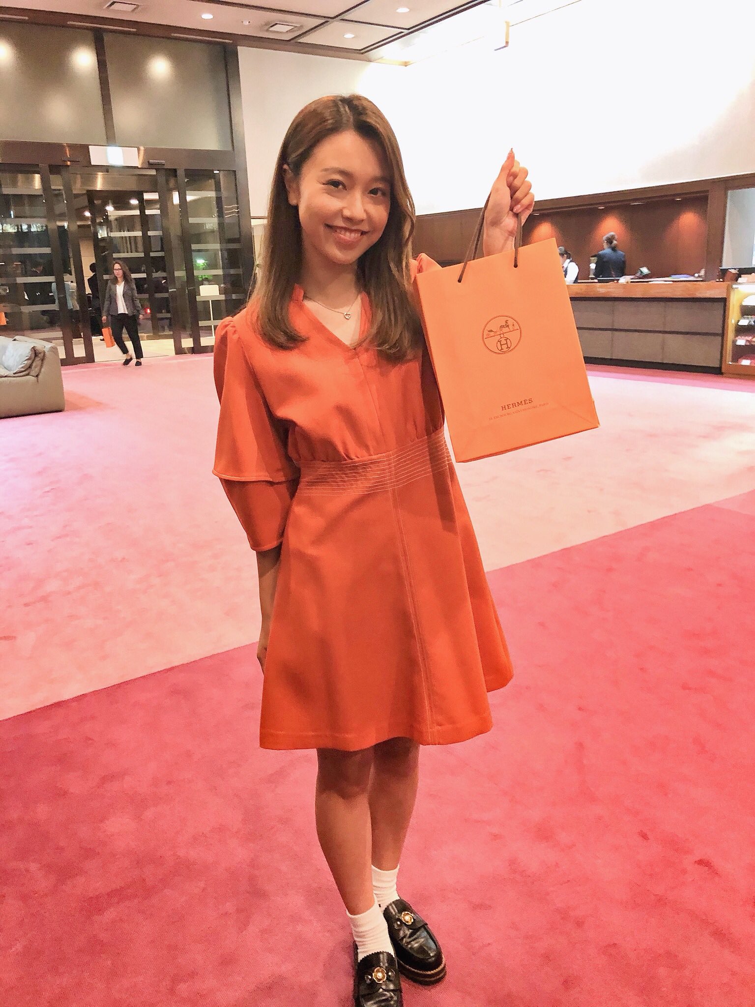 萩原菜乃花 はぎわらなのか 昨日のコンペ ショッパーとお洋服同じ色だった 笑 T Co 24qqjm6qav Twitter