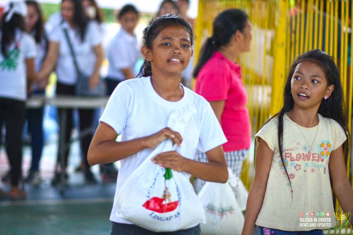 INCNews_Updates's tweet photo. In participation of the Worldwide Aid to Humanity or #LingapsaMamamayan event, brethren in the Ecclesiastical District of Bataan and their guests promptly gathered at Barangay Malaya, Mariveles. People in the area received goodie bags.

#IglesiaNiCristo #WeAreOneWithEVM https://t.co/yw4R5N87l1