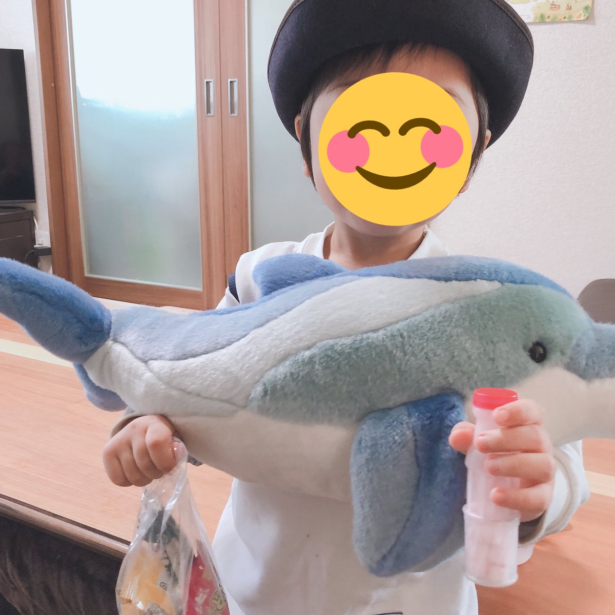 チホケスタ Yes And 育児のでこぼこ母ちゃん バザアアアアアアアアア で三男に買わされたイルカちゃん 150円 色の感じとかむっちゃ凝ってて綺麗でかわいいイルカちゃん １番かわいいのは イクラちゃん イクラちゃん って言ってる三男