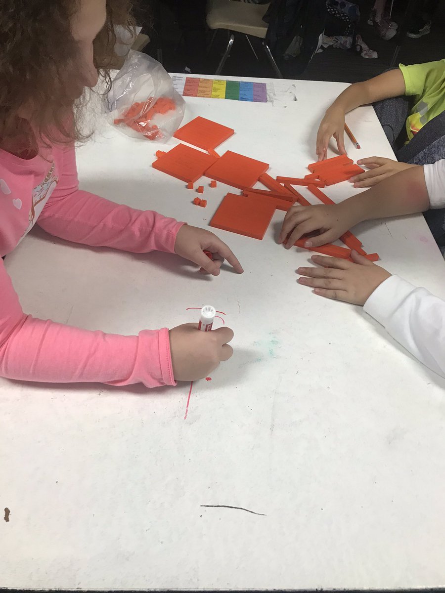 nikkhipo's tweet photo. @CLP_Elementary fifth grade o level learning how to divide fractions hands on!!! #BetterTogether #math talk. https://t.co/Rvgoiyfugw