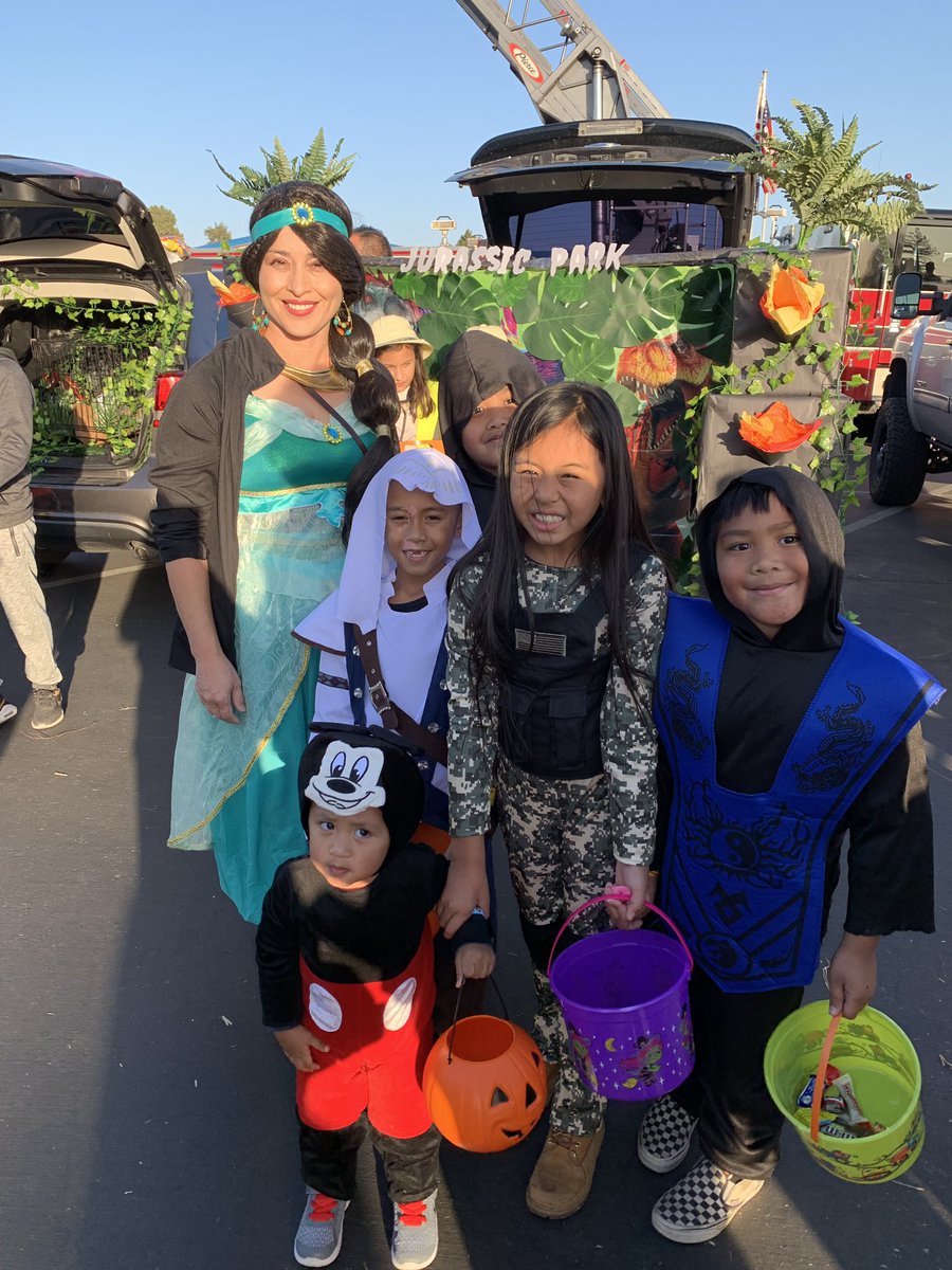 leadloveinspire's tweet photo. Great Time At #TrunkorTreat  #fsusd https://t.co/NykjWQ37AS