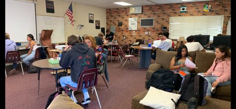 RBVHighSchool's tweet photo. In one hour, RBV's Writing Center served 21 students today with peer tutoring sessions rooted in the Socratic methodology.
What an awesome day for RBV students. Our tutors really came through when students needed writing help.
Hook 'em
#respecttheranch #ranchoIMPACT #rbvhs https://t.co/sxLrVI7JbG