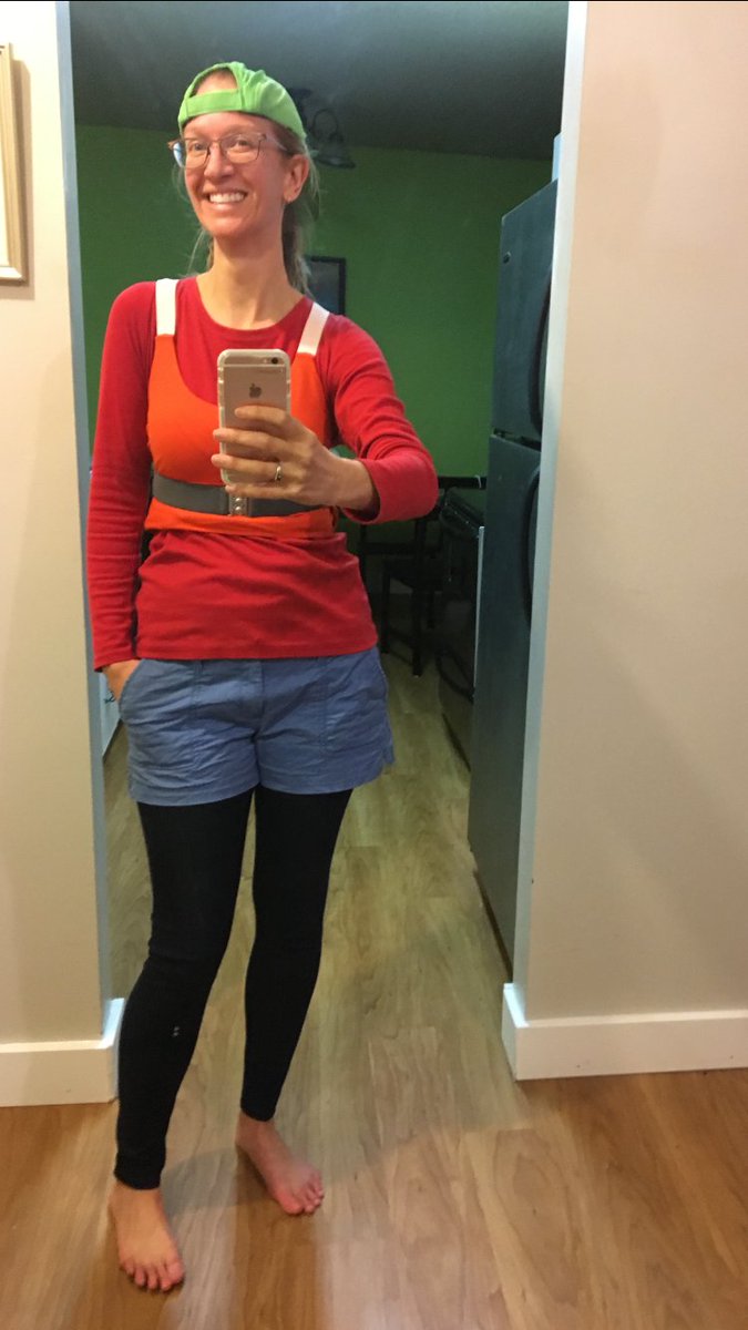 DMDitson's tweet photo. High fives if you get what I’m going for with my Halloween costume idea. Ps. My leggings are blue. https://t.co/6ignJZ0hN5