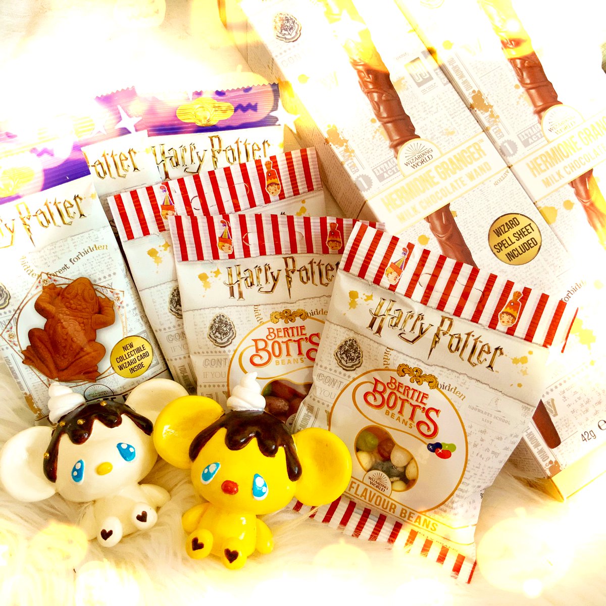 Dreamooland_Moo's tweet photo. HAPPY HALLOWEEN🎃
HARRY POTTER✨👻

ハリーポッターのカエルチョコ🍫と
ジェリービーンズ🍬が
いっぱいおうちにあるので
Beariceと一緒に
玄関に飾ってみた🤩✨💕

キラキラ魔法の玄関

#ハロウィン #ハッピーハロウィン #アイスのくま #くまのアイス #bearice #Halloween #ハリーポッター https://t.co/1zhuCo8DFX