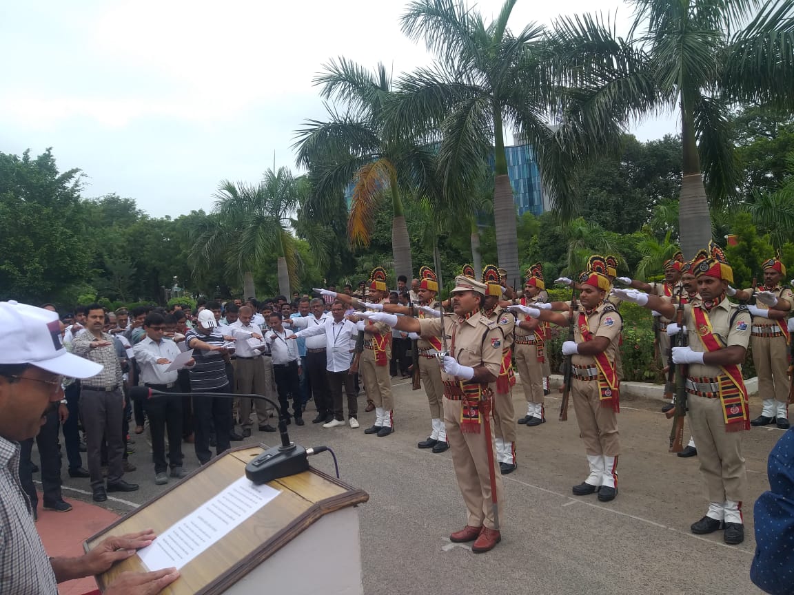 drmhyb's tweet image. DRM/Hyderabad along with Officers of the Division administered &quot;Rashtriya Ekta Pledge&quot; to mark Birth Anniversary of Sardar Vallabhbhai Patel. March past by RPF also organised. #Pledgeforunity @PiyushGoyalOffc @RailMinIndia