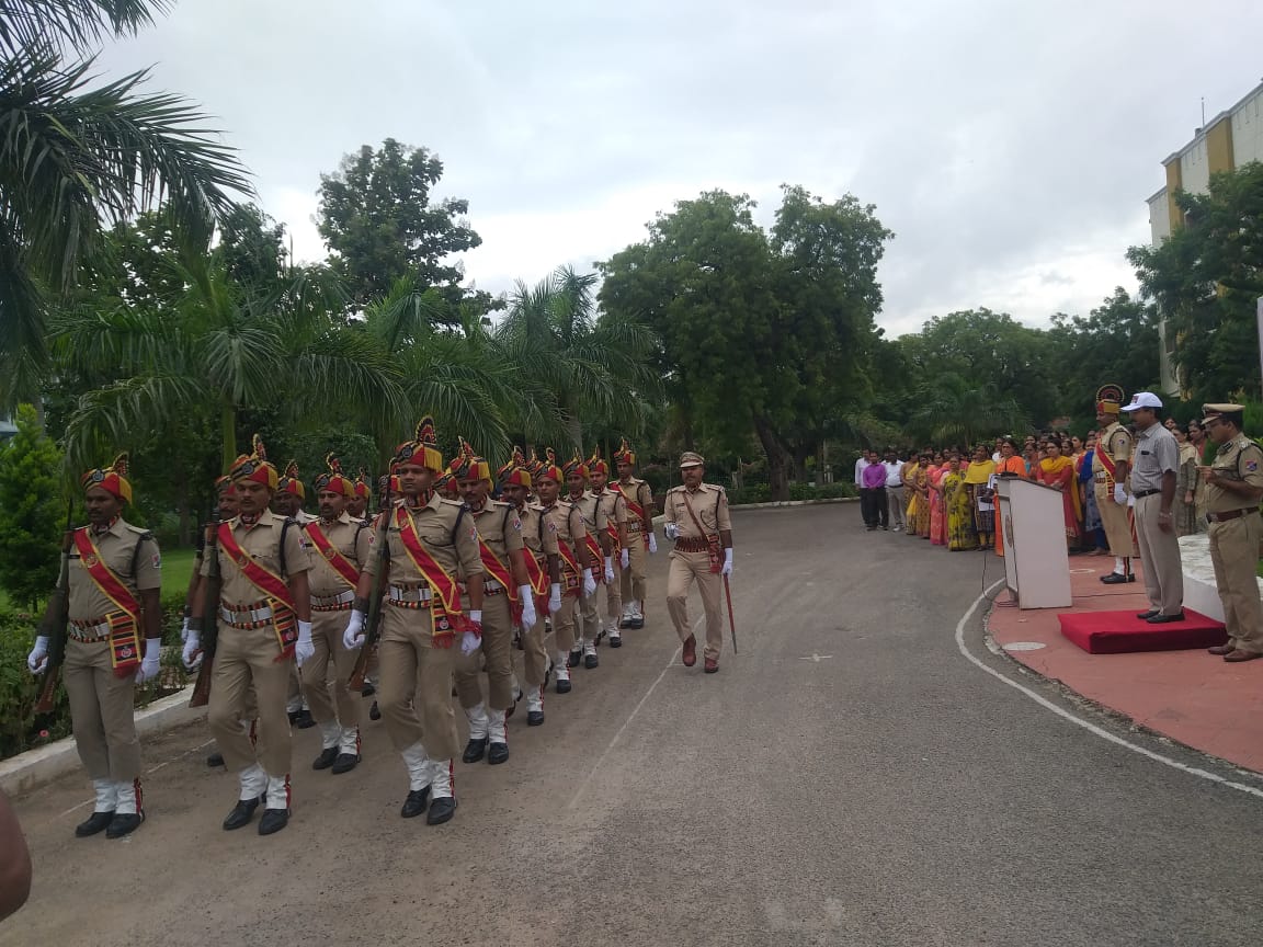 drmhyb's tweet image. DRM/Hyderabad along with Officers of the Division administered &quot;Rashtriya Ekta Pledge&quot; to mark Birth Anniversary of Sardar Vallabhbhai Patel. March past by RPF also organised. #Pledgeforunity @PiyushGoyalOffc @RailMinIndia