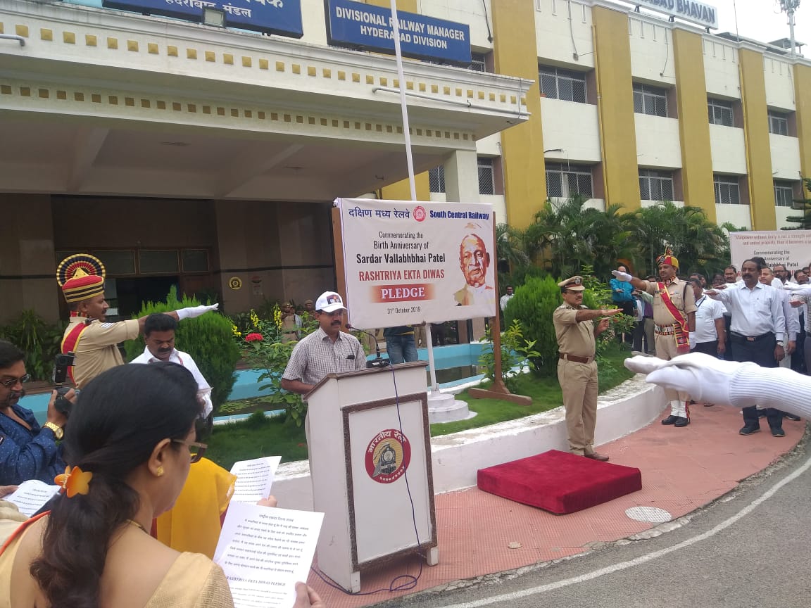 drmhyb's tweet image. DRM/Hyderabad along with Officers of the Division administered &quot;Rashtriya Ekta Pledge&quot; to mark Birth Anniversary of Sardar Vallabhbhai Patel. March past by RPF also organised. #Pledgeforunity @PiyushGoyalOffc @RailMinIndia
