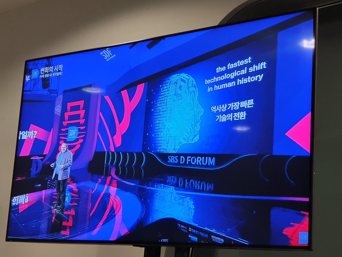 imjuhokim's tweet photo. Watching @EthanZ start his talk at #sdf2019 with how radio had become widespread, esp. as public service. Then he talks about how digital media is shaped by our individual and collective choices. https://t.co/x6c5d7yPUS