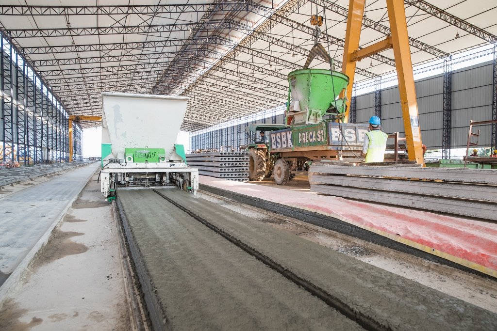 Elematic's tweet photo. Non-standard narrow #hollowcoreslab, aka filler slab, production on #Elematic SEMI floor production line, an excellent choice for anyone considering starting in the precast business. #PrecastProduction #HowPrecastBuilds https://t.co/mwNX6ZQas9