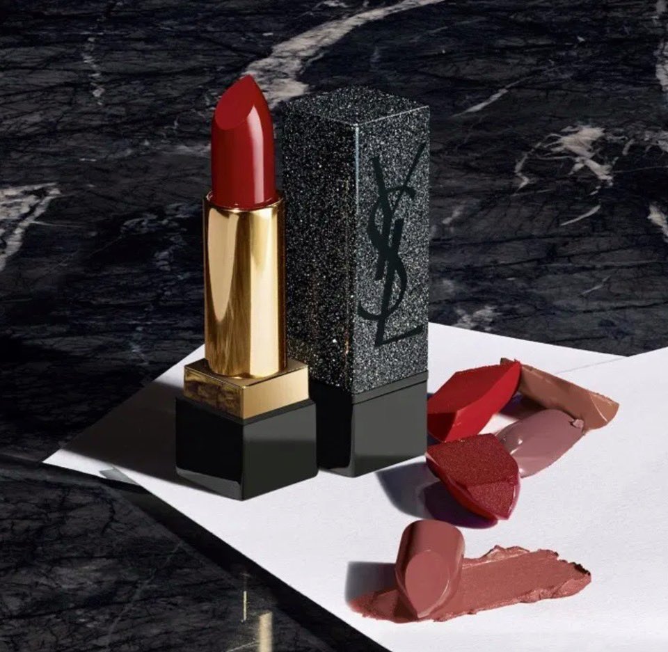 _GANDAGANDA_'s tweet photo. #GDGDReport หลังจาก โซอี้ คราวิตซ์ (Zoë Kravitz) ได้ร่วมงาน Yves Saint Laurent Beauté- YSL Thailand ออกแบบคอลเล็คชั่นลิปสติก โดยเลือกใช้โลโก้ YSL และปลอกของแท่งลิปสติกเป็นสีดำซึ่งได้รับแรงบันดาลใจมาจาก Niki Bag ซึ่งเป็นหนึ่งในกระเป๋าแซ็งต์ โลร็องต์ใบโปรดของเธอ
- ราคา 1,500 บาท https://t.co/qNwspF85yD