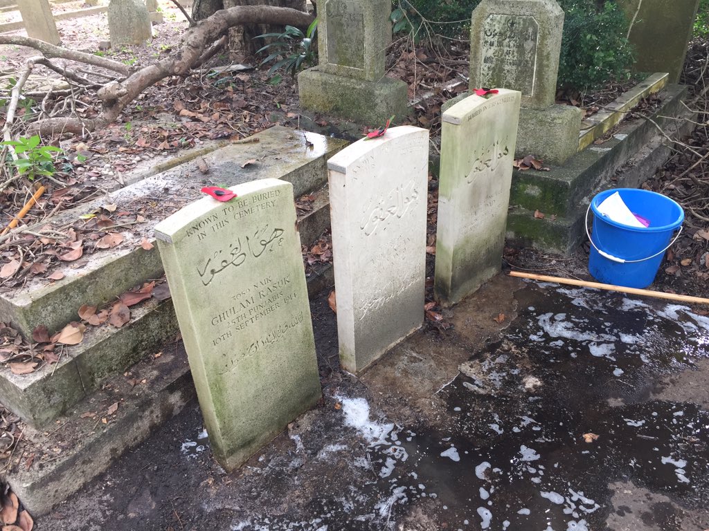 The best thing to do on The #LondonPoppyDay 🌷is to visit Commonwealth soldiers’ graves scattered in different isolated Cemeteries , and clean them one by one. Today we visited the Jewish Cemetery and the Muslim Cemetery, Hong Kong.