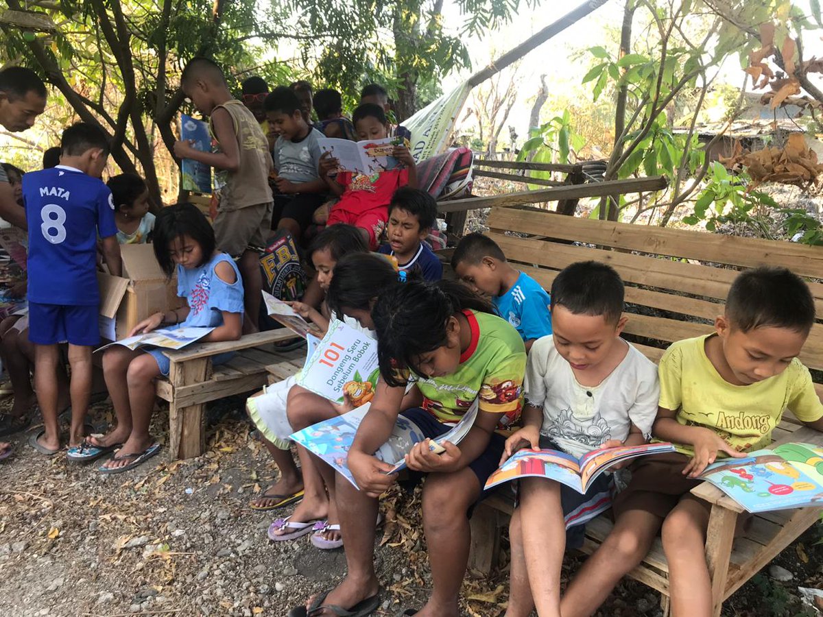 Datang dan bawa donasi buku ke acara <a href="/FilantropiINA/">Perhimpunan Filantropi Indonesia #FilantropiHub</a> #nextgenerousion . Kunjungi booth #tamanbacaanaklebah di #PojokDonasi . Catat tanggalnya: 
2 - 3 November 2019 📍 Epiwalk Epicentrum Kuningan, Jakarta (4) #lebahbooks <a href="/vera_makki/">Vera Makki</a> <a href="/sidhancrut/">Rismadhani Chaniago</a> <a href="/HandryGE/">Handry Satriago</a> #TBAL #tbal #elveramakki