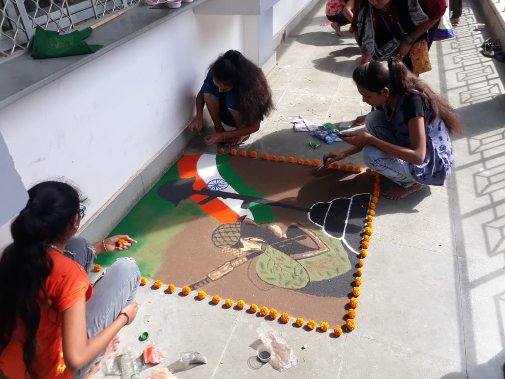 MandviCo's tweet photo. Rangoli competition held at mandvi nagarpalika on "Ekta Diwas".@CollectorKutch @PrantAnjar https://t.co/bIRGqSJng7
