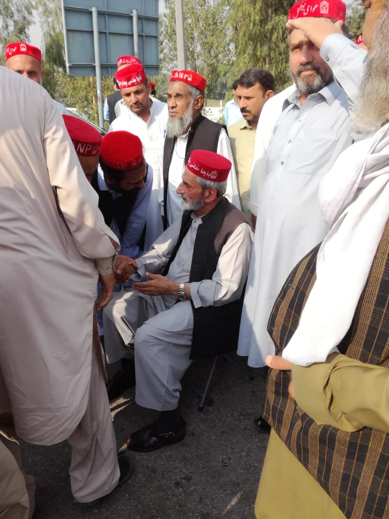 Palwasha_Abbas's tweet photo. #Azadi_March_Updates senior leader ANP Haji Ghulam Ahmed bilour on his way to Azadi March with PARTY workers ! https://t.co/RzSCY6ZPEt