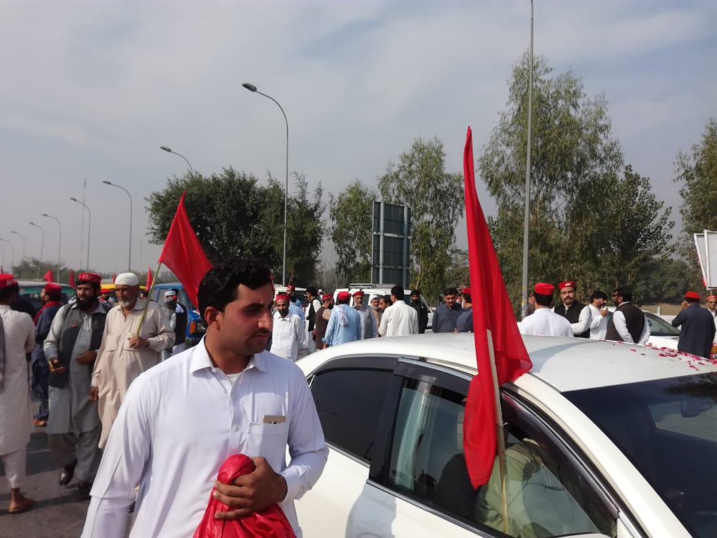 Palwasha_Abbas's tweet photo. #Azadi_March_Updates senior leader ANP Haji Ghulam Ahmed bilour on his way to Azadi March with PARTY workers ! https://t.co/RzSCY6ZPEt