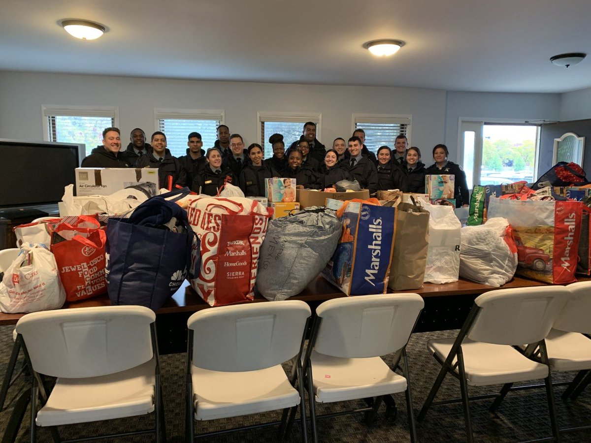 CPDETD's tweet photo. Chicago Police recruits donate clothes and household products to the domestic violence shelter at the House of the Good Shepherd. #cpdetd #bethechange #donate https://t.co/MxiSYBJQSQ