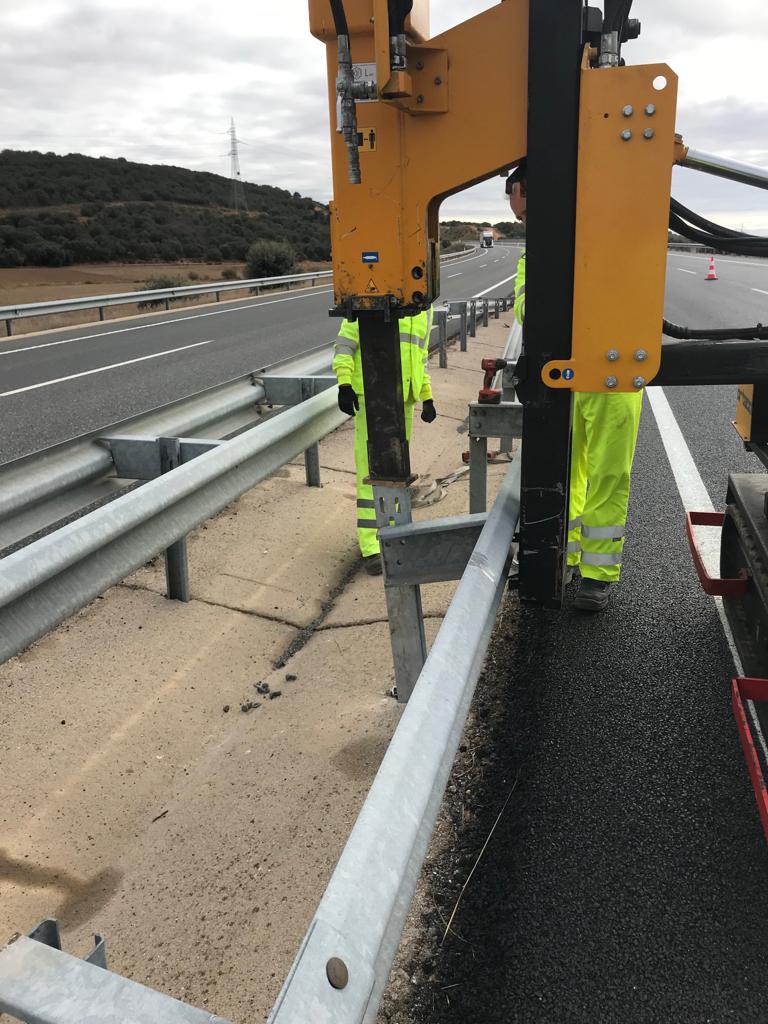 PADECASA's tweet photo. 🛣️ Compartimos imágenes de los trabajos de elevación de barrera que han realizado nuestros equipos en la AP-71 en León, tras finalizar las actuaciones de mejora del firme de la autopista para #AULESA,  Autopistas de León. 

💼 @infoautopista de @Abertis https://t.co/uUiswQaKPd