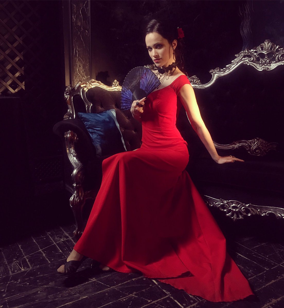 Anastanssia's tweet photo. My favorite day! Happy Halloween all dark creatures:)
Photo from backstage of our film "Angel's dead love". The premiere is in January 2020.
Fan - @moitie_official 
#halloween  #moimememoitie #gothicfilmproject https://t.co/WvNBnpbKU9