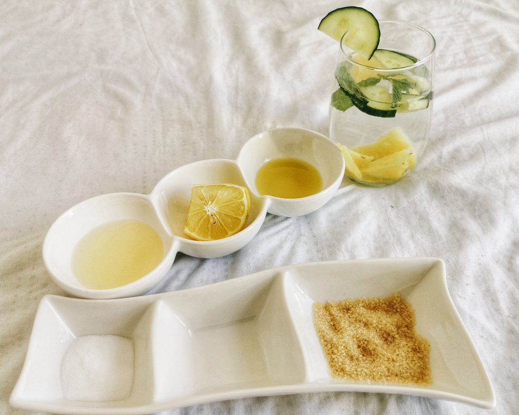 FabiliciousKay's tweet photo. My favorite #diyscrub
2 tablespoons of brown sugar 
1 tablespoon Organic Olive oil
2 teaspoons coconut oil
1/4 spoon of Bicarbonate of soda
Lemon slices for uneventone

Mix well..

#selfcare #beauty #skincare #kmkbeauty https://t.co/p8XyFcJkbm