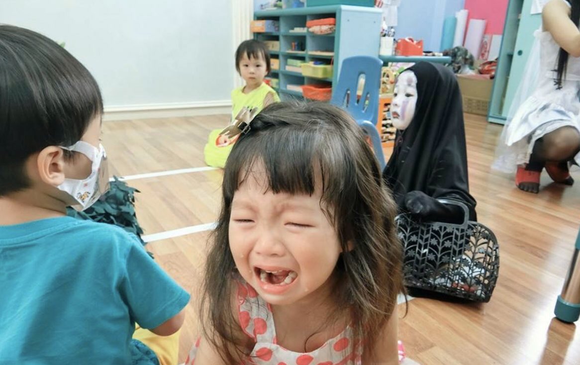 yeskiri's tweet photo. 幼稚園のハロウィンで異彩を放ちすぎて他の園児達から怖がられまくったカオナシちゃんが可愛すぎるから皆見て https://t.co/4zNFWngr1T