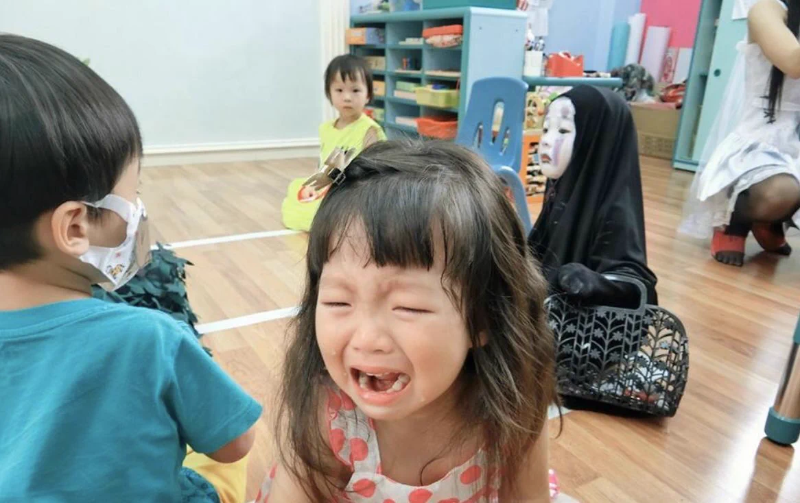 幼稚園のハロウィンパーティー！他の園児達から怖がられまくったカオナシちゃんが面白いww