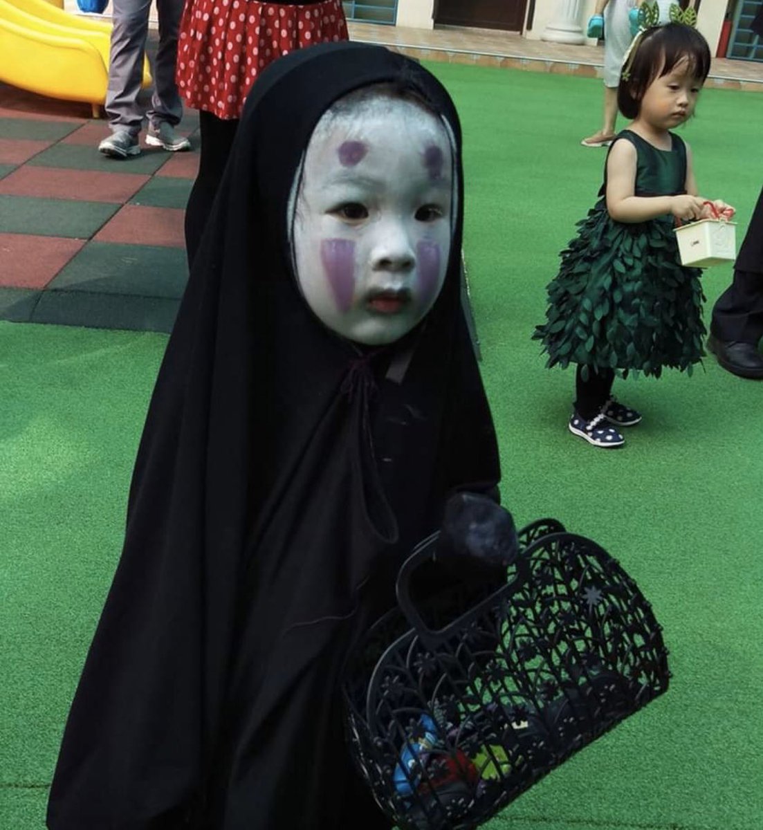 yeskiri's tweet photo. 幼稚園のハロウィンで異彩を放ちすぎて他の園児達から怖がられまくったカオナシちゃんが可愛すぎるから皆見て https://t.co/4zNFWngr1T