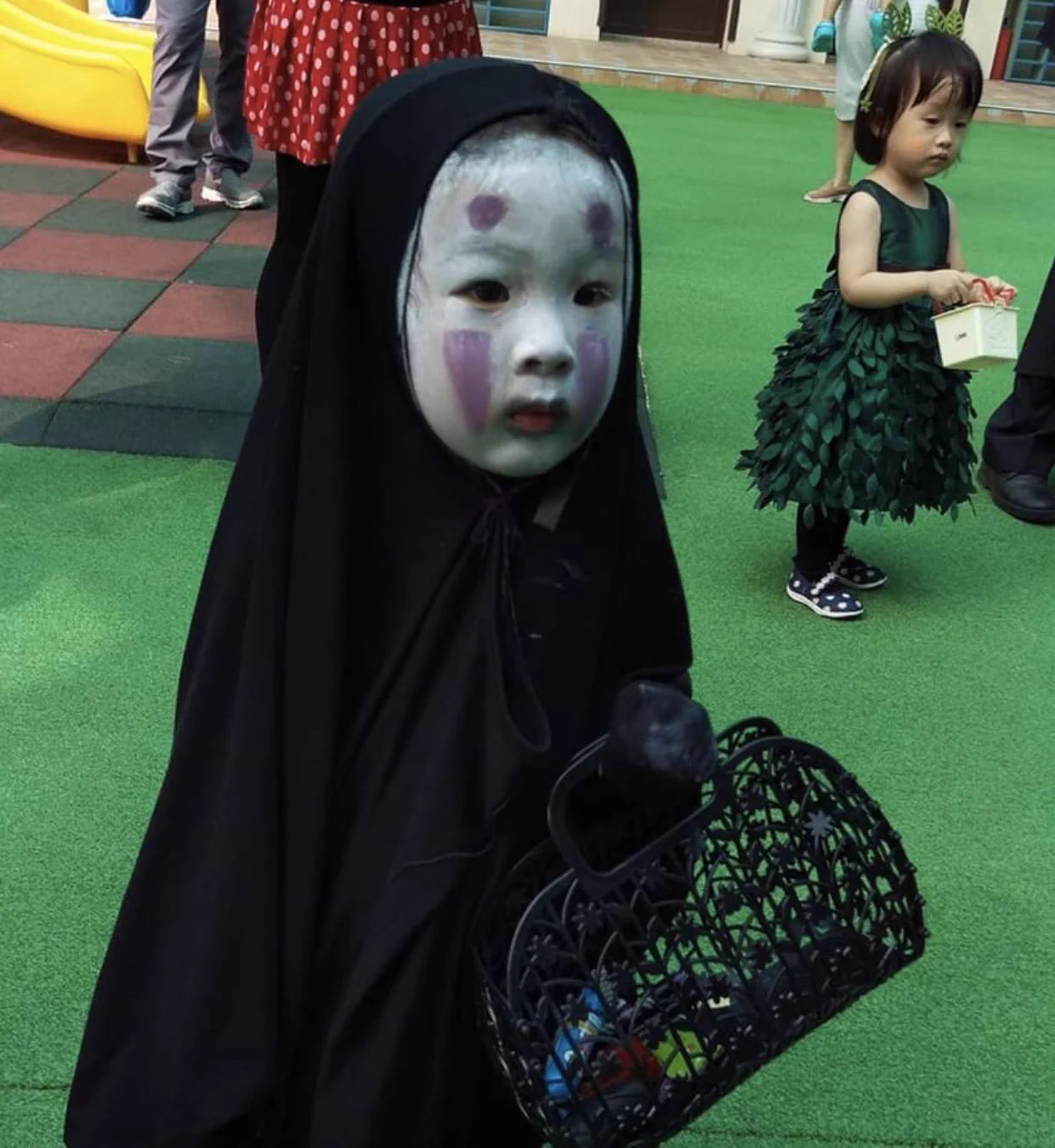 幼稚園のハロウィンパーティー！他の園児達から怖がられまくったカオナシちゃんが面白いww