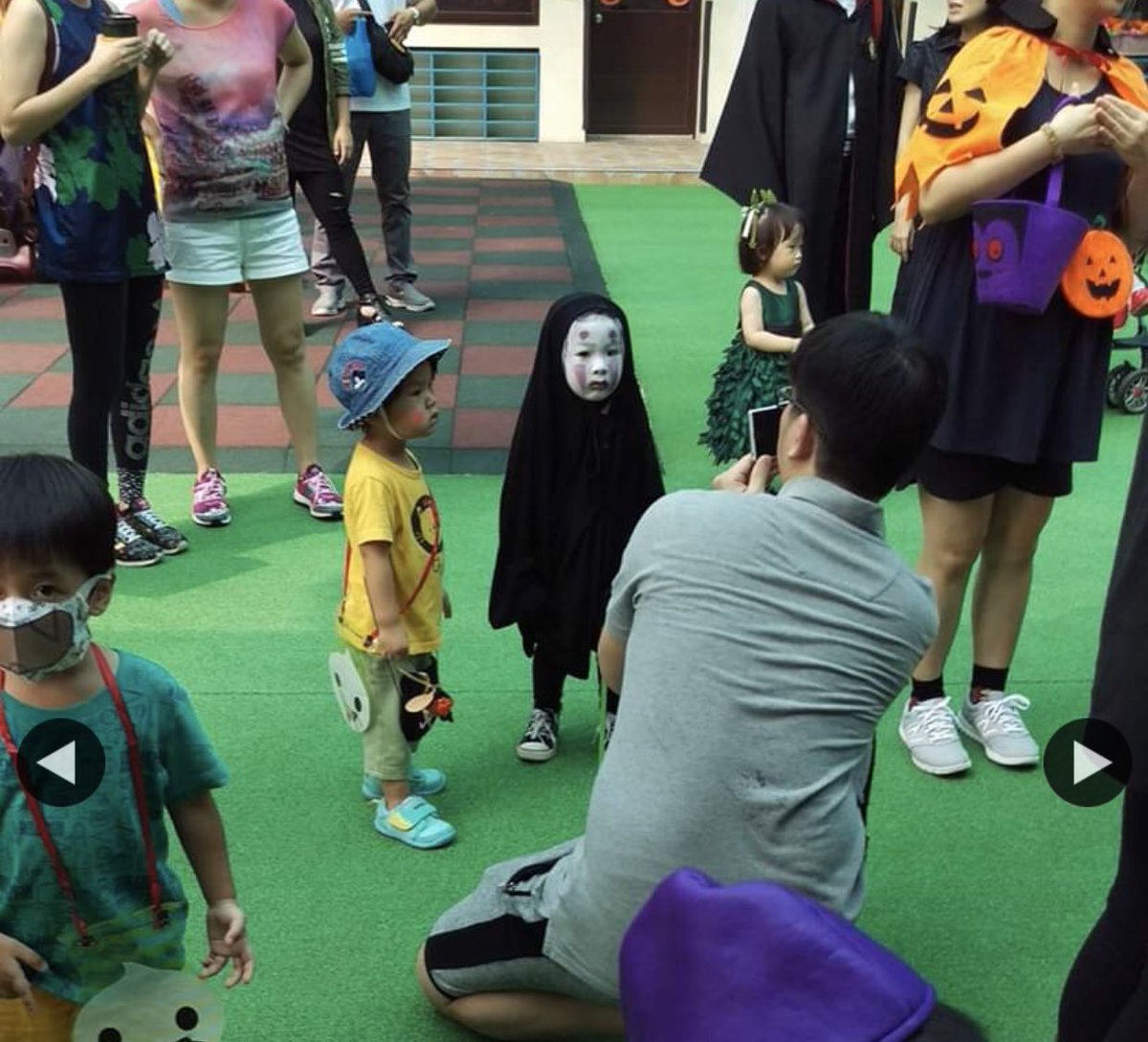 yeskiri's tweet photo. 幼稚園のハロウィンで異彩を放ちすぎて他の園児達から怖がられまくったカオナシちゃんが可愛すぎるから皆見て https://t.co/4zNFWngr1T