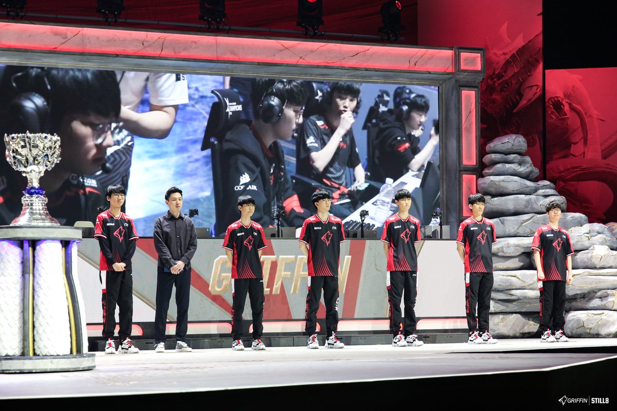 TeamGriffinLoL's tweet photo. #2019worlds Quaterfinals📸

롤드컵 기간 동안 응원해주신 
팬분들께 진심으로 감사드립니다.

- 전체 사진: https://t.co/PTuF8P4NEB

#FlyGriffin #GRF #FINPIC https://t.co/O6VdgF3zL2