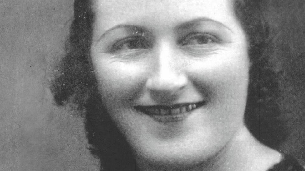 MUJER PIONERA Y QUE GRACIAS A TODOS/AS PUEDE VOLVER A SERLO 🙋
En #BelaMuxia estamos a favor de que la nueva estación de Santiago de Compostela 🚌🚌 lleve el nombre de  #CeliaRivas, destacable #mujer  vecina de #ACostadaMorte y tú? Más info en este link 👉buff.ly/2AKIvfL