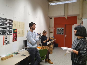 Alvaro, Andrea y Bárbara preparando materiales