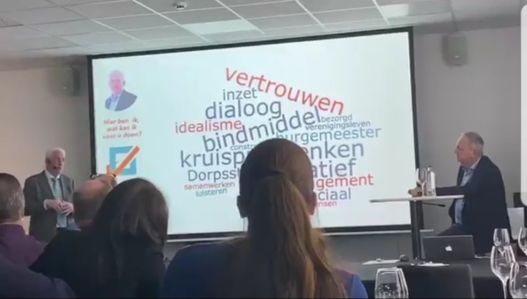 fracuy's tweet photo. Iemand met zo'n slides kun je toch niet serieus nemen? #dedonder #PowerPoint https://t.co/mLDtDl1Tcs