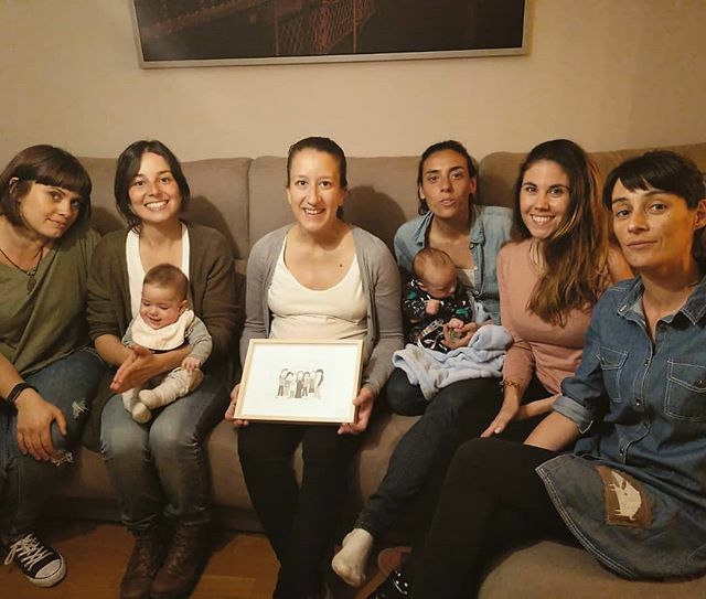 freeasabirdsign's tweet photo. Hay que sentir #orgullo cuando mantienes un #grupo de #amigas 👭👭👭 a través del tiempo como este de #chicas fantásticas que se unieron en la #universidad y ya no hay quien las separe 💕 
#presumedepandilla con los #retratos de @freeasabirdesign, un #re… https://t.co/LCd8xhlYWh https://t.co/hPqnf9ZZH3