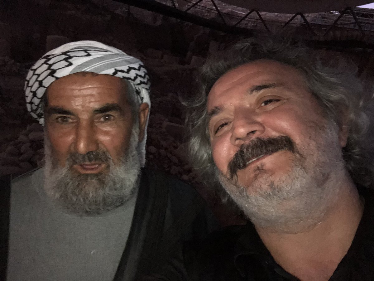 Tarlasını sürerken, insanlık tarihini değiştiren Göbekli Tepe’yi keşfeden çiftçi Mahmut Yıldız.
Bulduğu heykel ve taşı devlete teslim etmiş. Devlet tarlasını elinden almış ve rayicin altında bedel ödemiş.Açık söylemese de hayal kırıklığı yaşamış.
Onore edilmeye ihtiyacı var gibi.