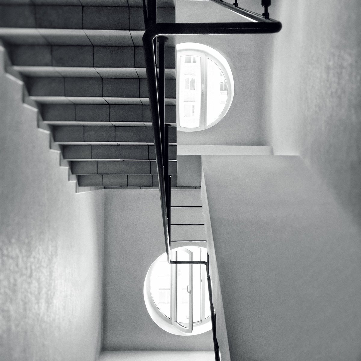 Как же легко, непринужденно
Движенье вниз. И каждый раз,
Упавший, но непобежденный,
Ты начинаешь вновь рассказ. 

А лестниц вверх- совсем немного
И каждая ступень- как бой.
Учись прокладывать дорогу,
Ведь жизнь борьба. С самим собой.(Я)