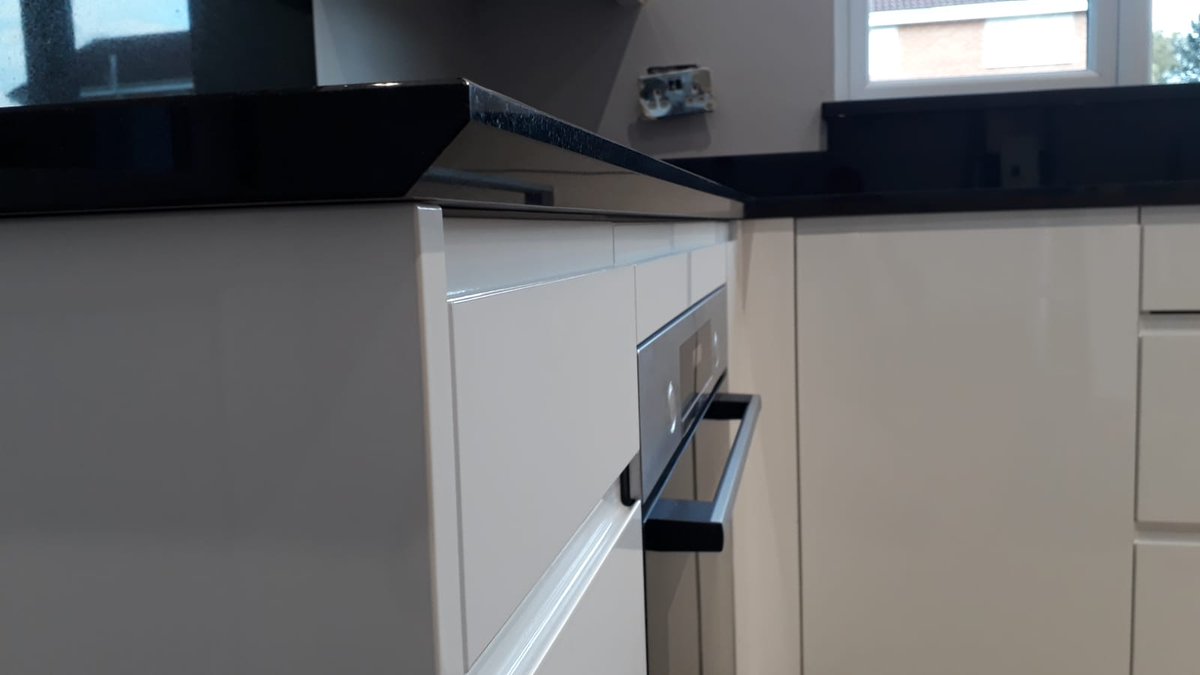 AMD_stone's tweet image. One of our recent installations made out of 30mm thick Supreme Black Granite, finished with a sharks nose edge profile!

Superb 👌

#graniteworktopspecialist
#amdstoneproducts
#graniteworktopsnorthwales
#graniteworktopswrexham
#supremeblackgranite