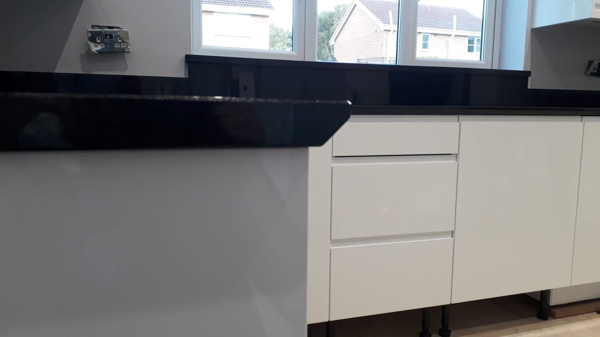 AMD_stone's tweet image. One of our recent installations made out of 30mm thick Supreme Black Granite, finished with a sharks nose edge profile!

Superb 👌

#graniteworktopspecialist
#amdstoneproducts
#graniteworktopsnorthwales
#graniteworktopswrexham
#supremeblackgranite