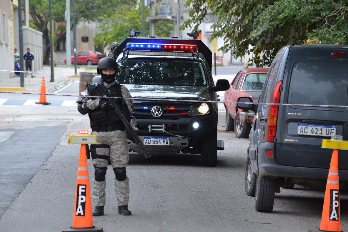 FPAcba's tweet photo. #Megaoperativo Los allanamientos realizados por la Fuerza Policial Antinarcotráfico, @gendarmeria y #PROCUNAR fueron en los siguientes barrios de la ciudad de #Córdoba:
🔹San Vicente
🔹Villa La Maternidad
🔹Argüello
🔹Güemes
🔹 San Jorge https://t.co/hJRmvWm05v
