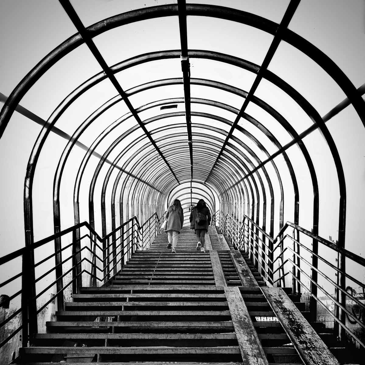 Такой огромный мир.. И мы всегда спешим,
Барахтаемся в нём, боясь застрять в рутине.
Но как не поверни- исход всегда один.
И все мы- капельки росы на паутине.(Я)