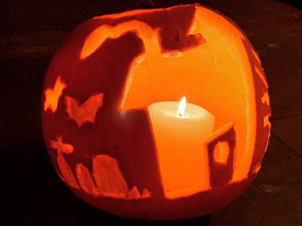 WATMOS_CH's tweet photo. Some spooky goings on in the Stairwell of #watmos_ch today! 👻 thanks for the #pumpkin @SheridanMaineWM 🎃 #spookysheridan https://t.co/L5GgMxDDk3